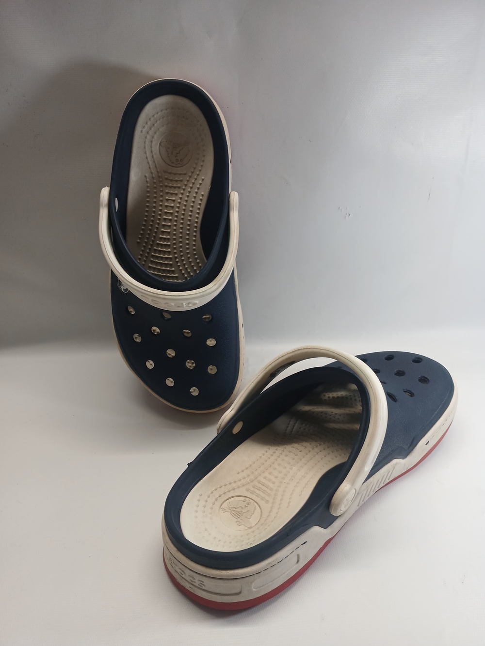 CROCS Navy and White Clog with Red Sole - Picture 6 of 14